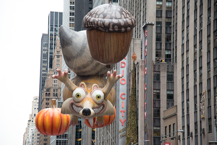 Ice age Scrath balloon Macy's Thanksgiving parade picture