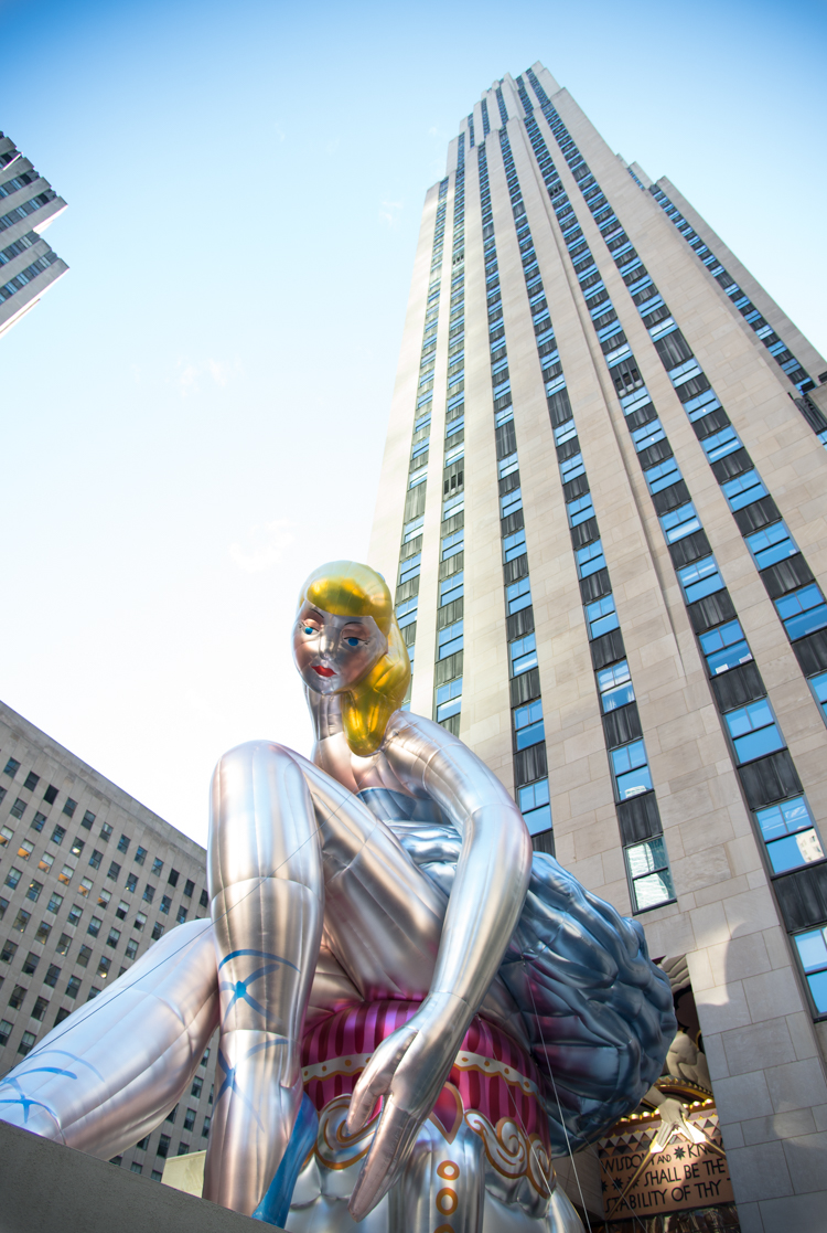 Travel Blogger New York visit Jeff Koons Ballerina NYC